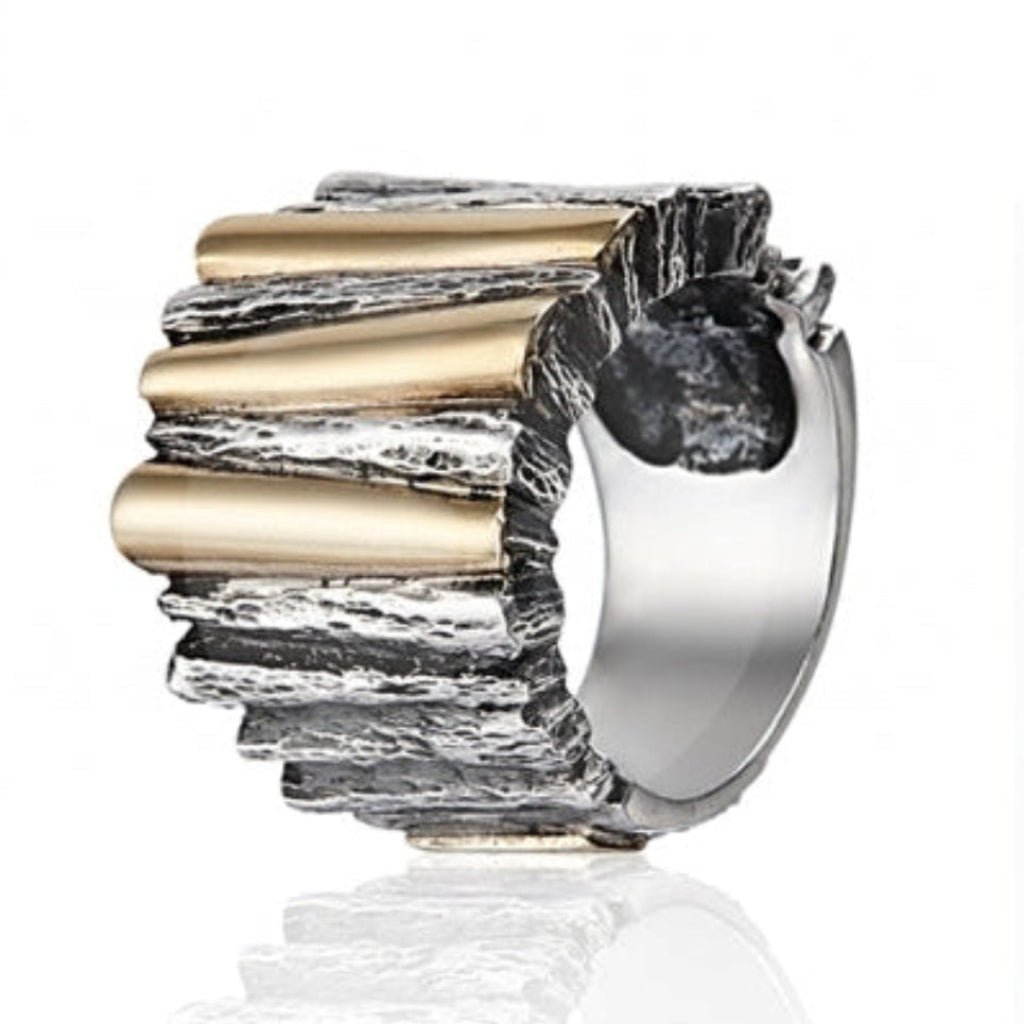 Anillo realizado en plata de primera ley (925) y oro 9 de quilates.