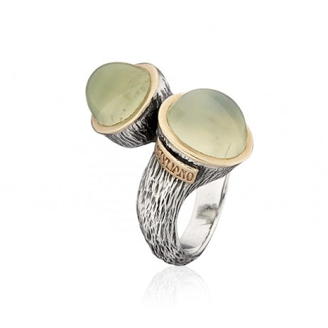 Anillo realizado en plata de primera ley (925) y oro 9 de quilates y nefritas.