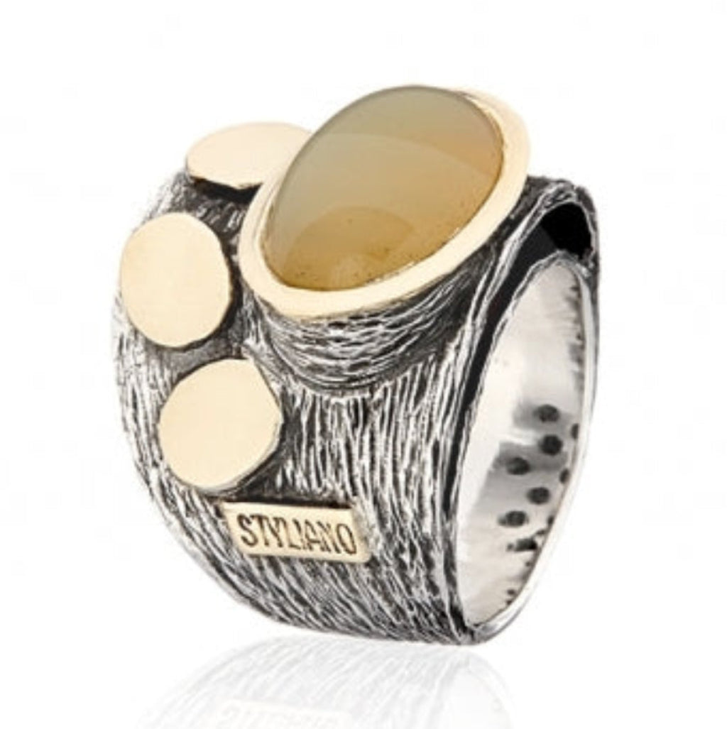 Anillo realizado en plata de primera ley (925) y oro 9 de quilates y ópalo amarillo.