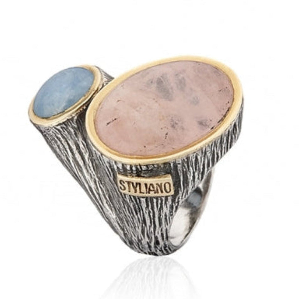 Colección Gabriela Styliano. Anillo realizado en plata de primera ley (925) y oro 9 de quilates y berilos.