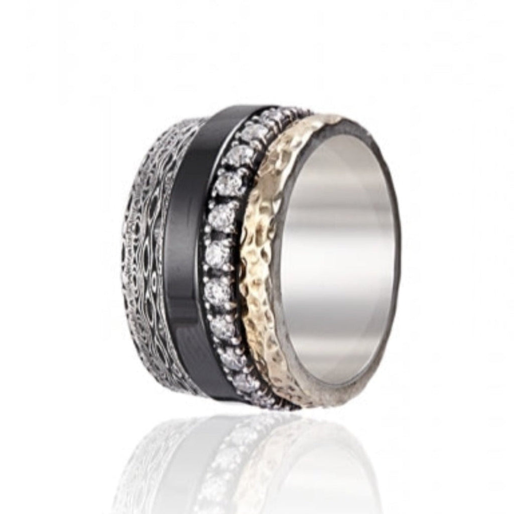 Anillo realizado en plata de primera ley (925) y oro 9 de quilates, circonitas blancas y cerámica. Colección Styliano.