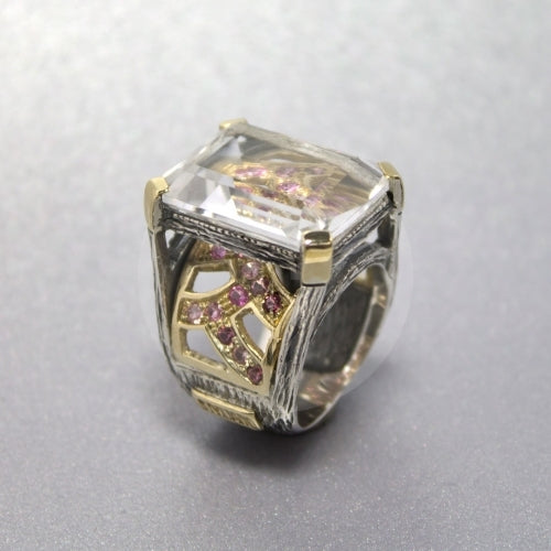 Anillo realizado en plata de primera ley (925) y oro 9 de quilates con cristal de roca y turmalina.