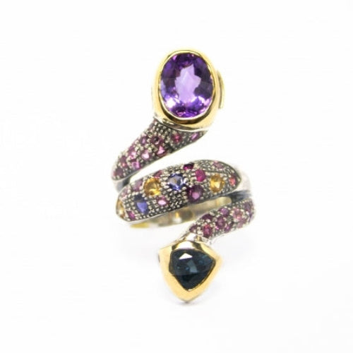 Anillo realizado en plata de primera ley (925) y oro 9 de quilates con amatista lila, topacio azul, iolitas, rodonitas y cítricos. Gabriela Styliano Pamplona