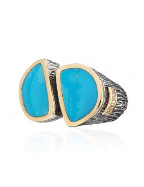 Anillo realizado en plata de primera ley (925) y oro 9 de quilates y piedras turquesa.