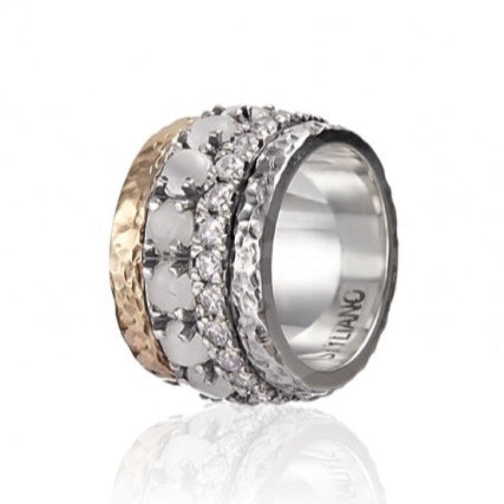 Anillo realizado en plata de primera ley (925) y oro 9 de quilates, circonitas blancas y madre perla. Styliano en Navarra