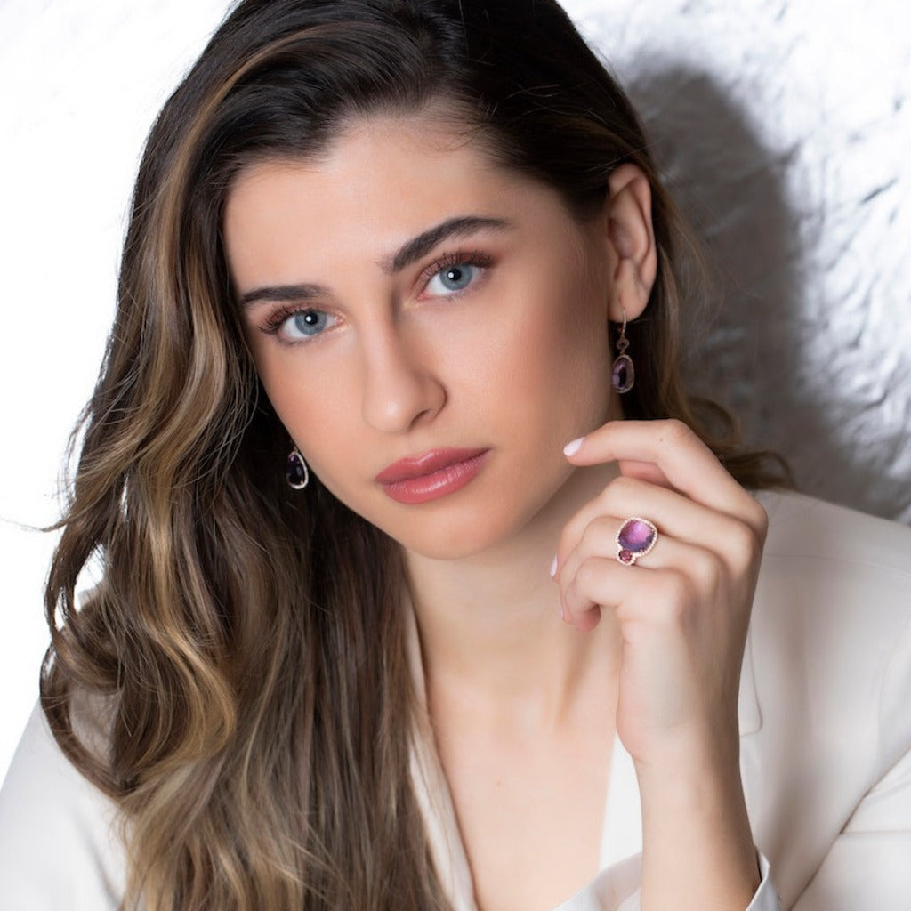 Modelo con conjunto de oro rosa y amatista