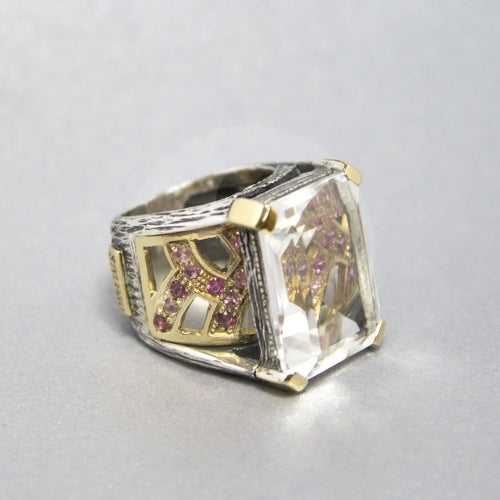 Anillo realizado en plata de primera ley (925) y oro 9 de quilates con cristal de roca y turmalina.