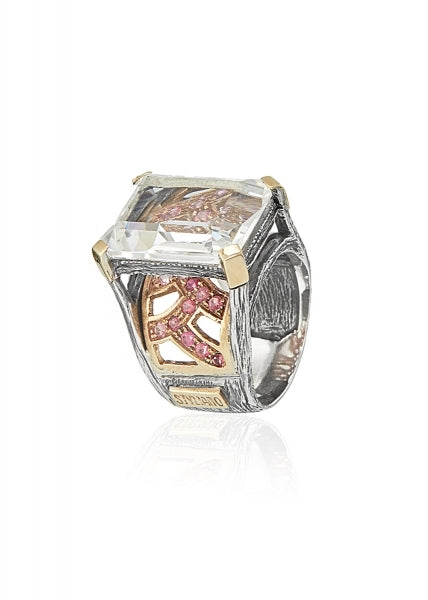 Anillo realizado en plata de primera ley (925) y oro 9 de quilates con cristal de roca y turmalina.