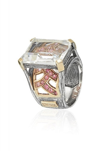 Anillo realizado en plata de primera ley (925) y oro 9 de quilates con cristal de roca y turmalina.
