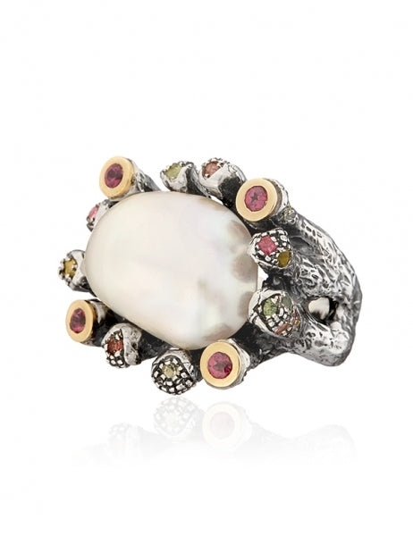 Anillo realizado en plata de primera ley (925) y oro 9 de quilates, perla cultivada y turmalinas.