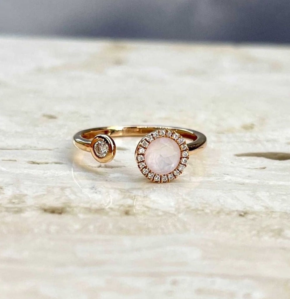 Sortija en oro rosa de 18 quilates abierta con un cuarzo rosa y diamantes. Joyería Pamplona.