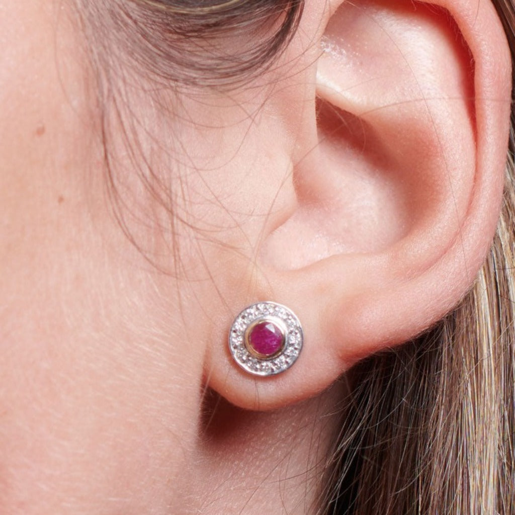 Pendientes realizados en oro amarillo con un rubí central y una orla de diamantes talla brillante. Joyería Pamplona