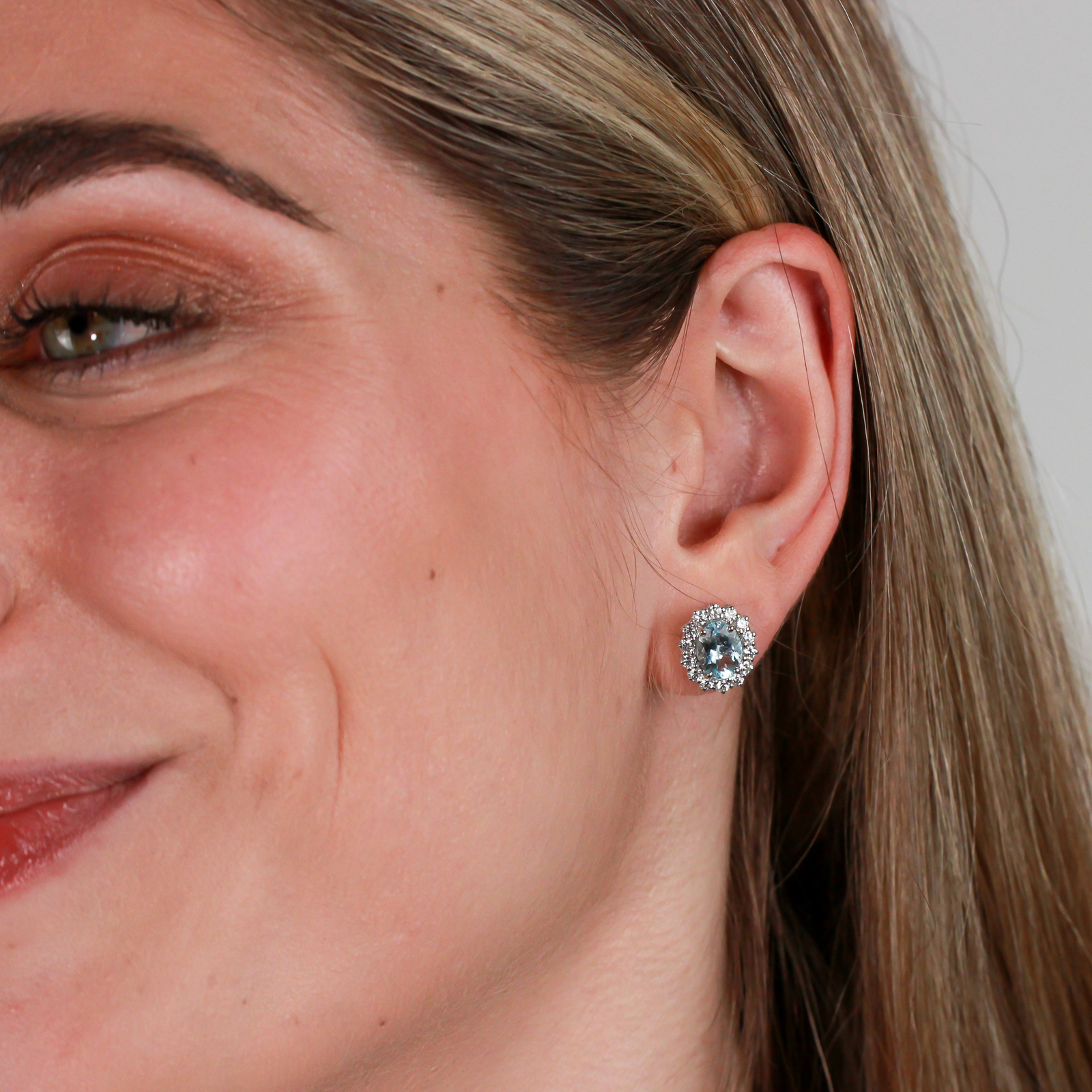 Algo azul a través de tus pendientes de novia