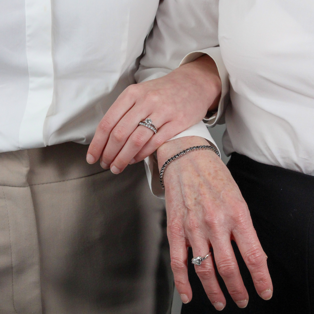 Madre e hija con joyas de oro y diamantes