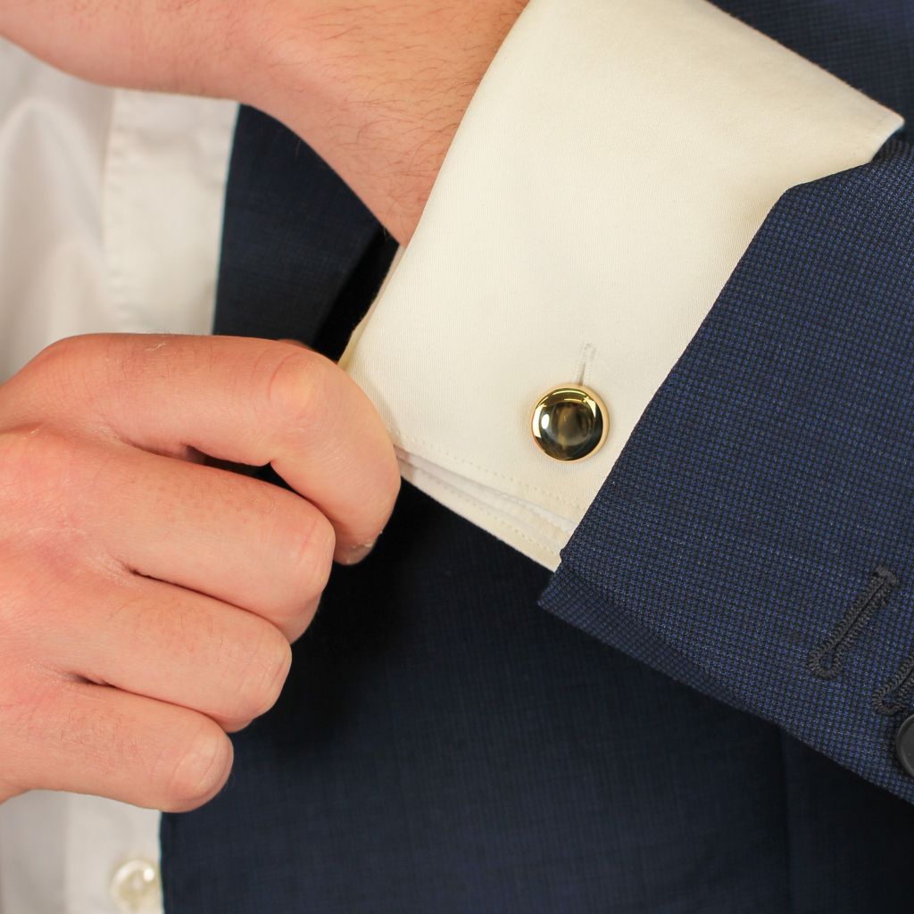 gemelos para camisa de oro en traje