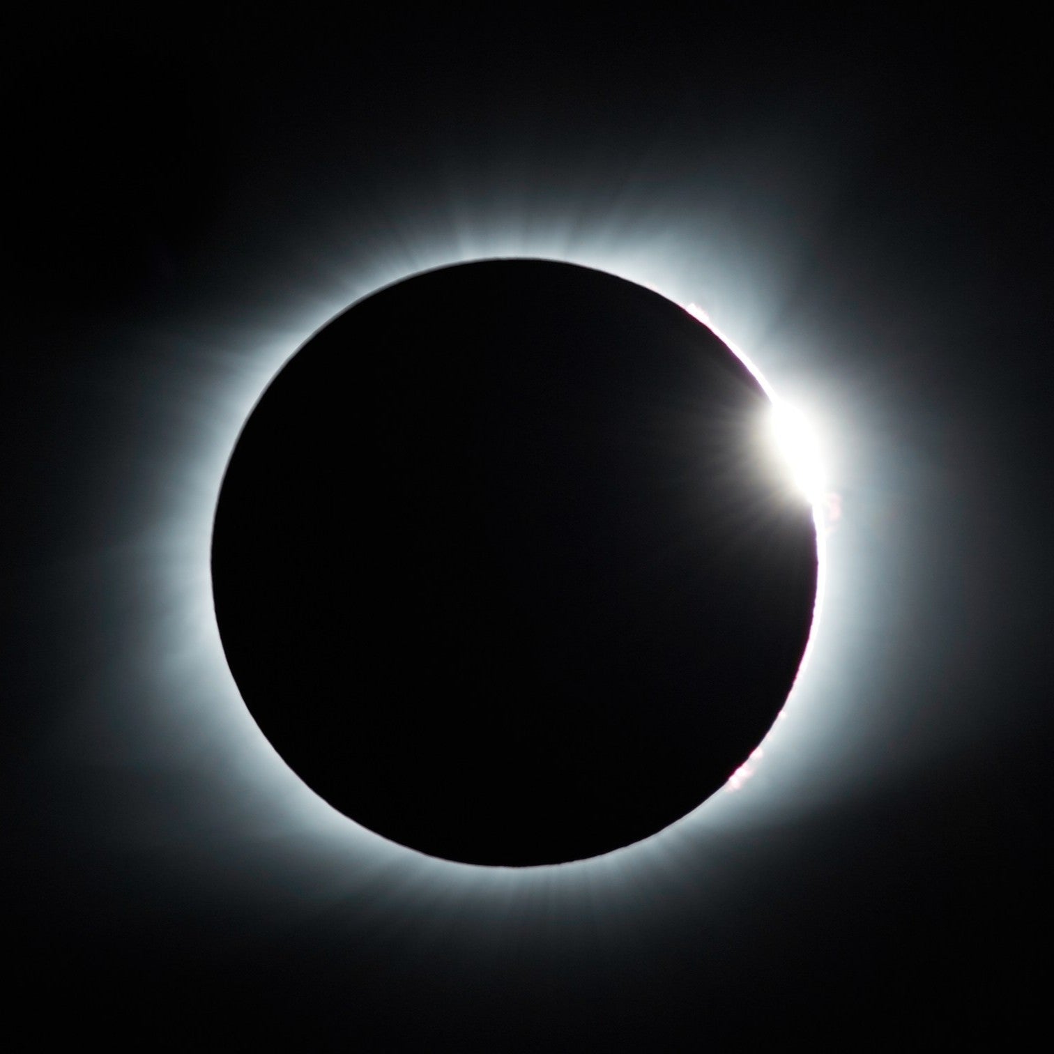 Eclipse Solar España 2026: cuándo es, dónde verlo, consejos y las joyas perfectas para un momento único
