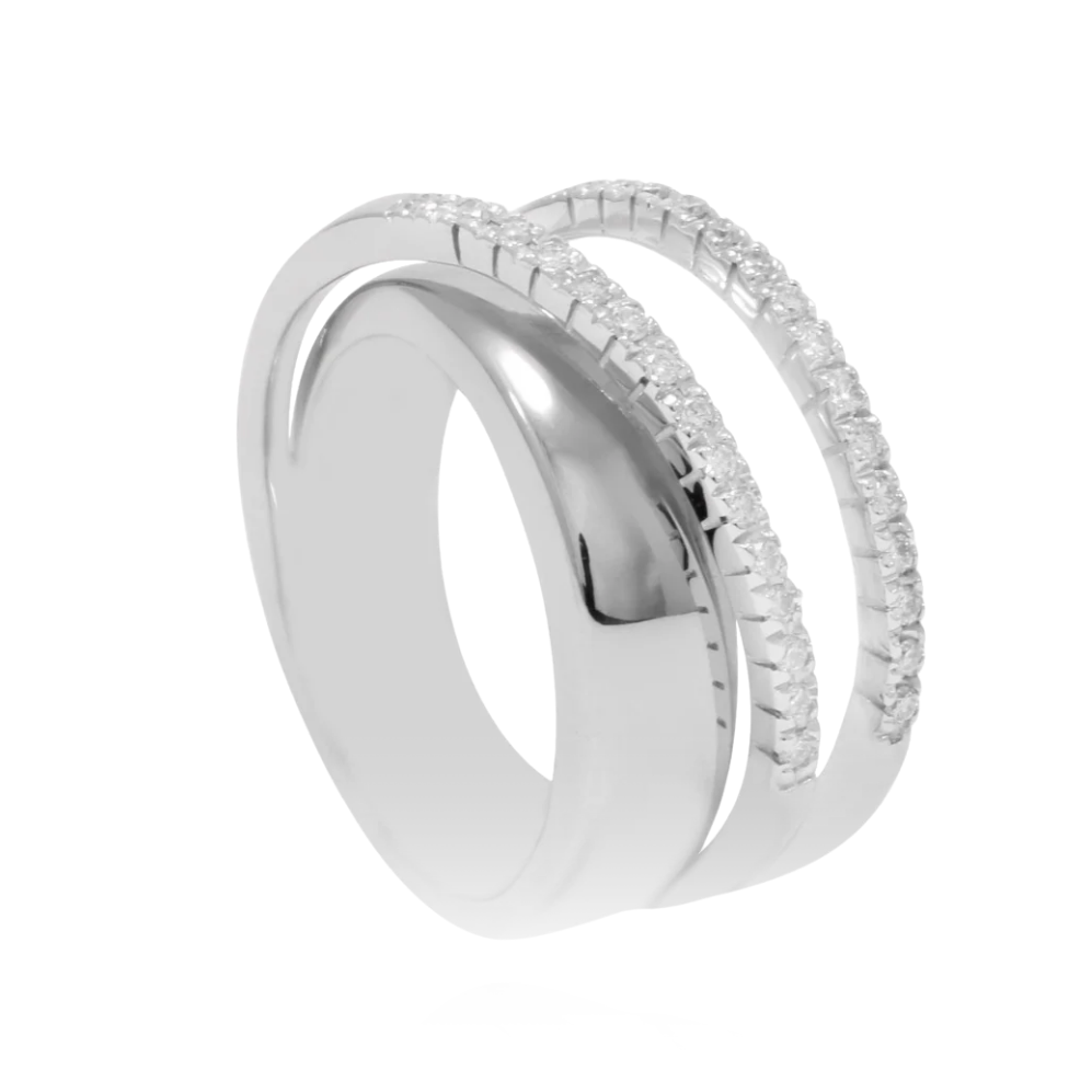 Sortija en oro blanco de 18 quilates, con dos bandas de 15 diamantes talla brillante cada una engarzados en garras. Joyería Pamplona. 