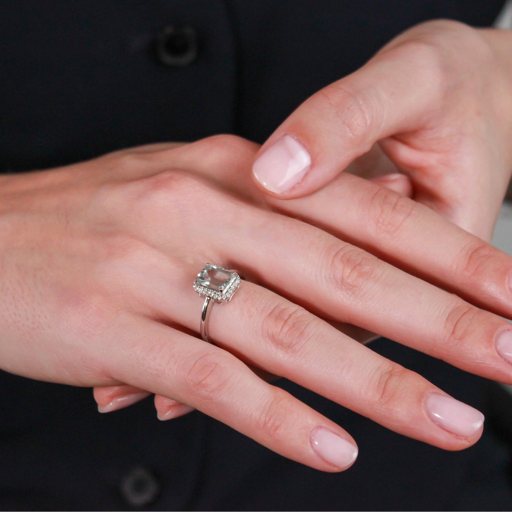 anillo aguamarina con diamantes en oro blanco de 18kt pamplona