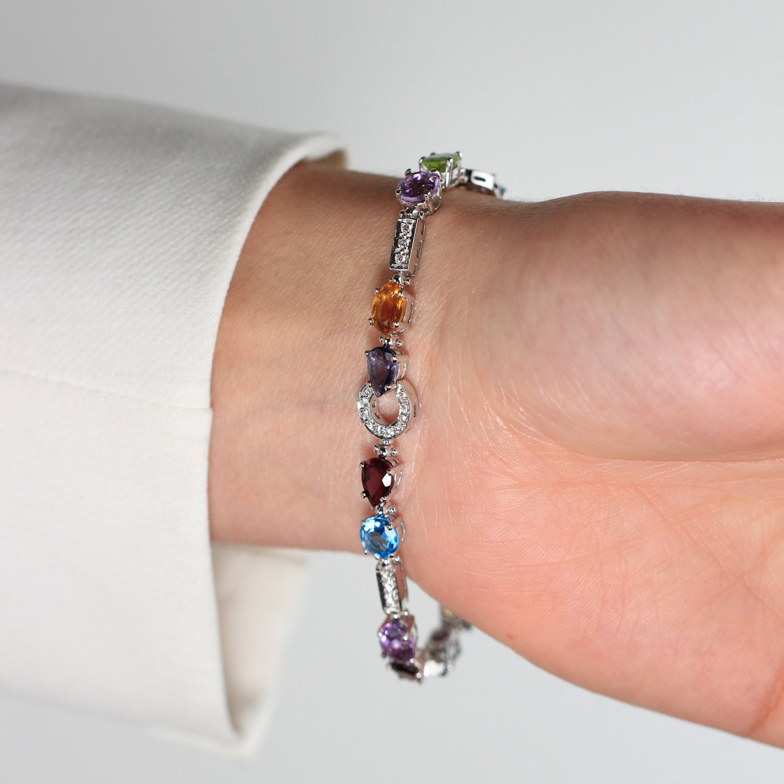 Pulsera en oro blanco de 18 quilates, zafiros de colores alternados con diamantes naturales