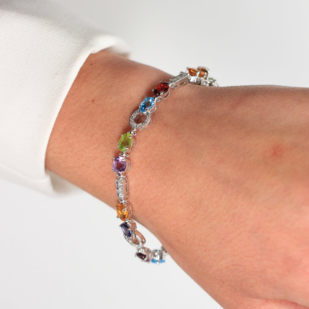 Pulsera en oro blanco de 18 quilates, zafiros de colores alternados con diamantes naturales