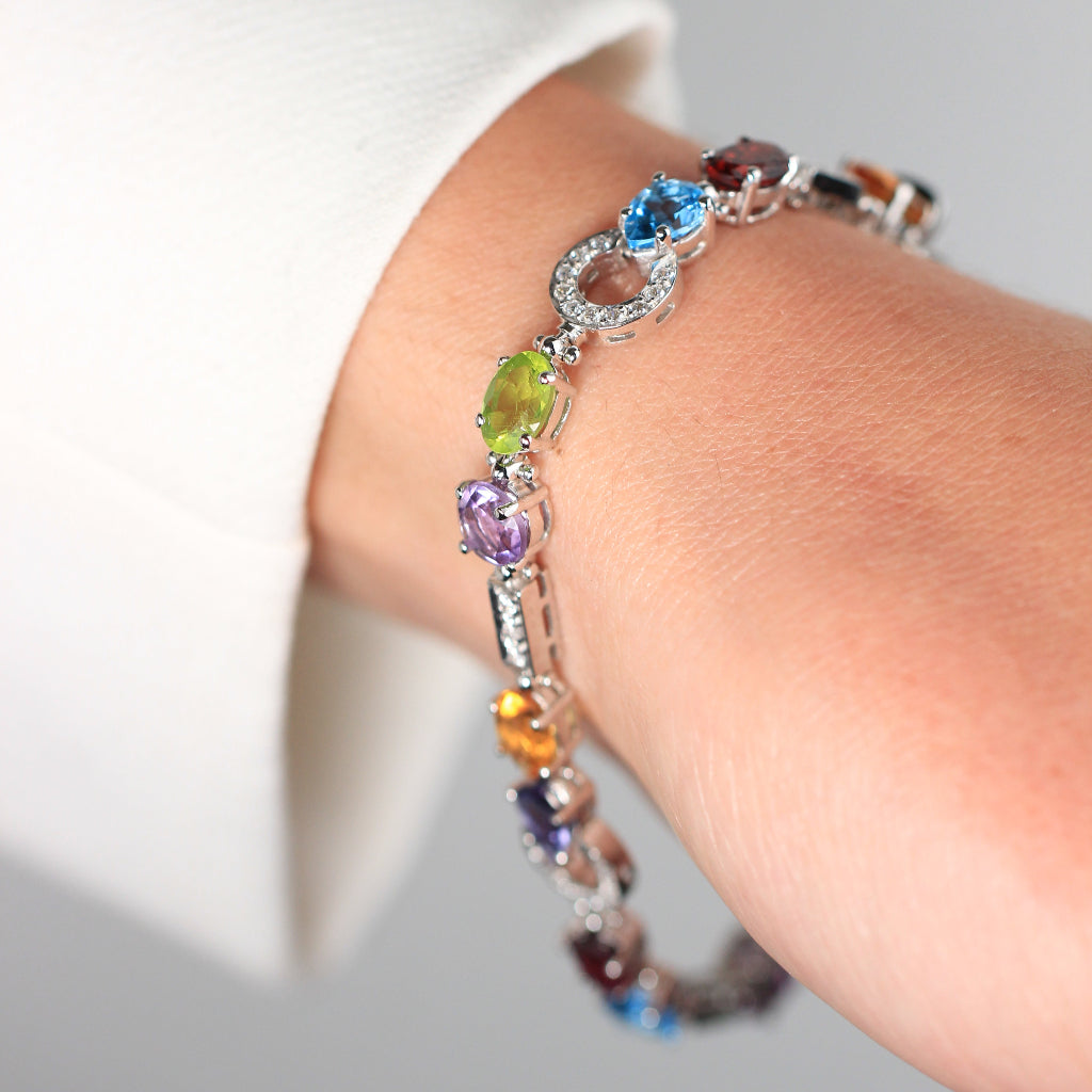 Pulsera en oro blanco de 18 quilates, zafiros de colores alternados con diamantes naturales