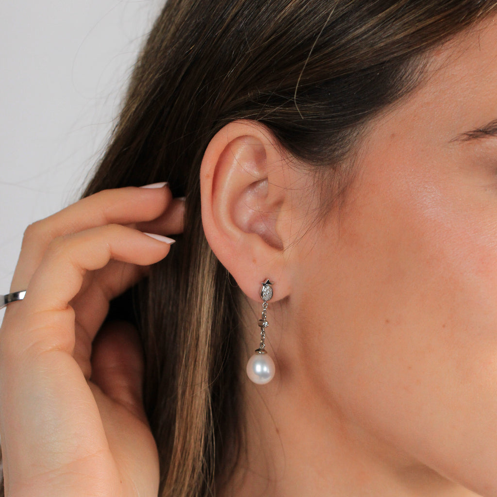 Pendientes para novia realizados en oro blanco de 18k con diamantes y perlas