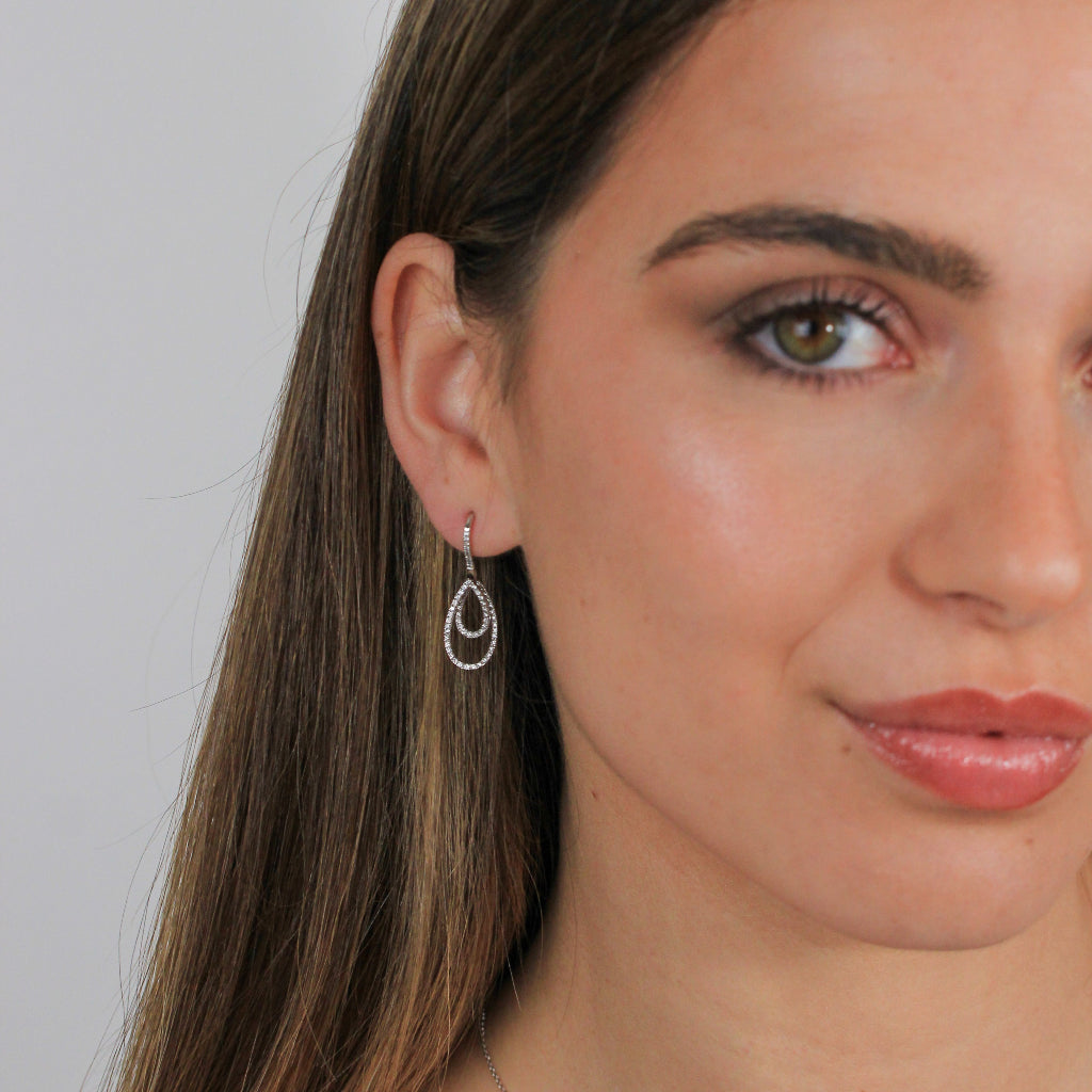 Pendientes largos de oro blanco y de 18 quilates con diamantes talla brillante. Pendientes de novia. Joyería Pamplona.