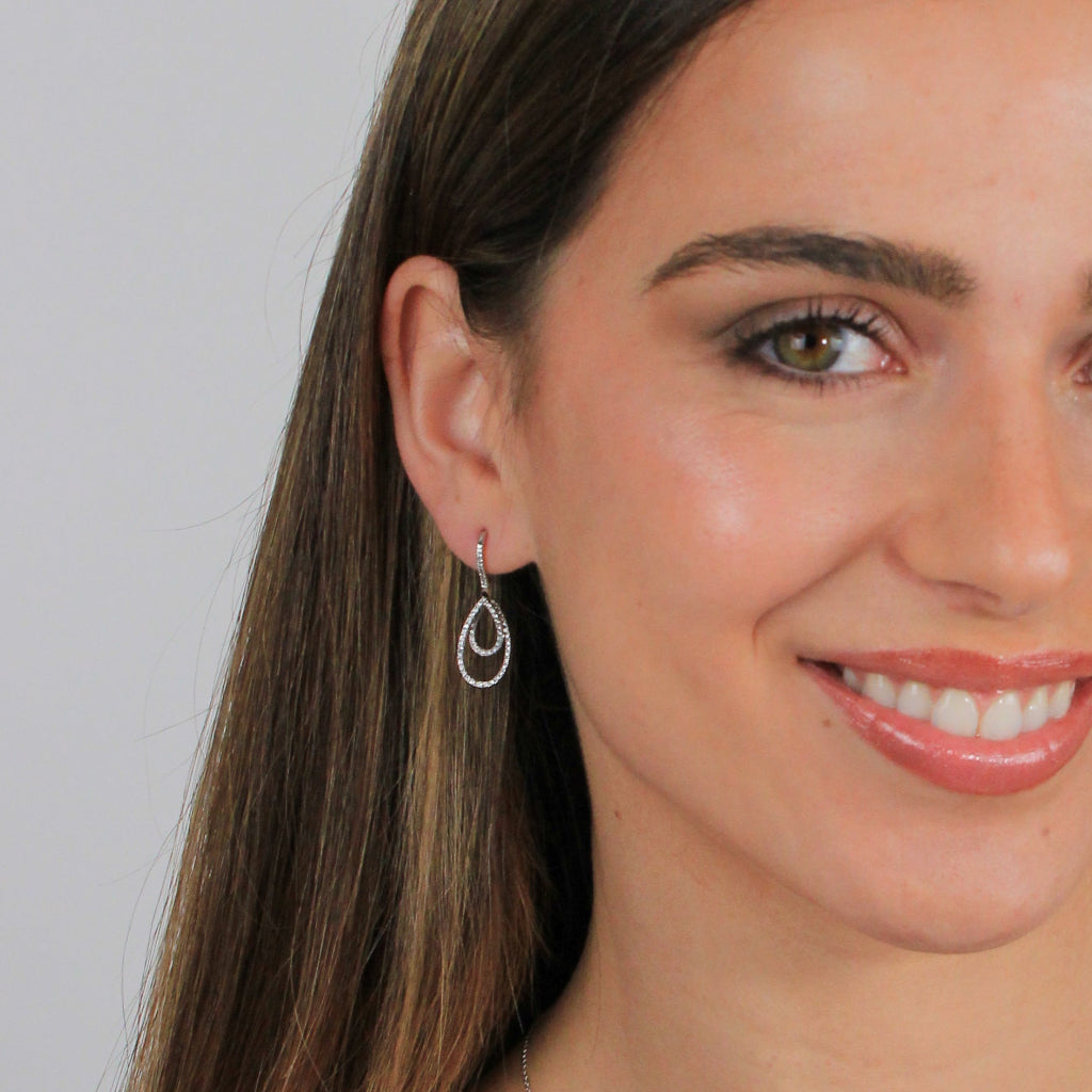 Pendientes largos de oro blanco y de 18 quilates con diamantes talla brillante. Pendientes de novia. Joyería Pamplona.