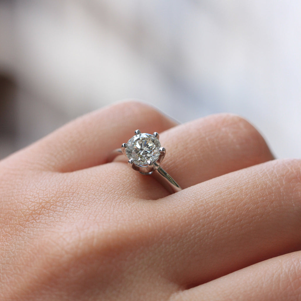 Anillo de compromiso de oro blanco con un diamante de quilate