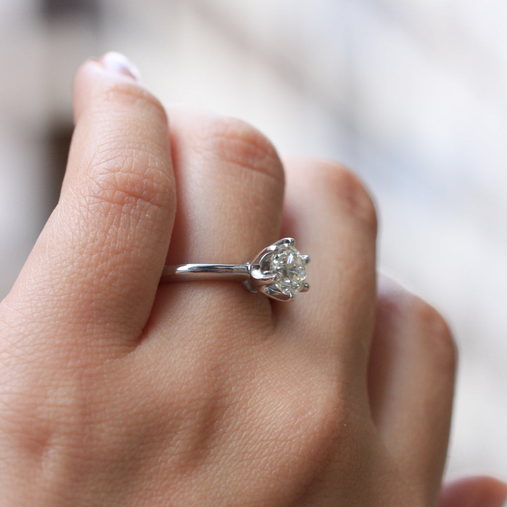 Anillo de compromiso de oro blanco de 18k con diamante de 1 quilate