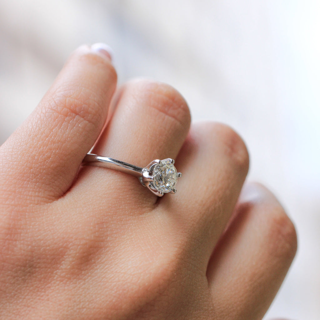 Anillo de compromiso de oro blanco de 18k con un diamante talla brillante