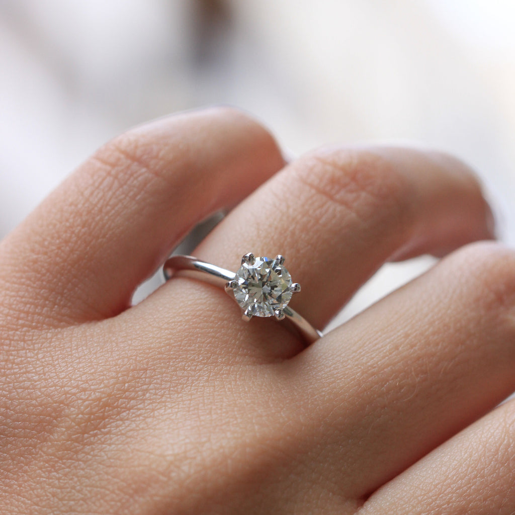 Sortija de pedida de mano realizada en oro blanco de 18k con diamante