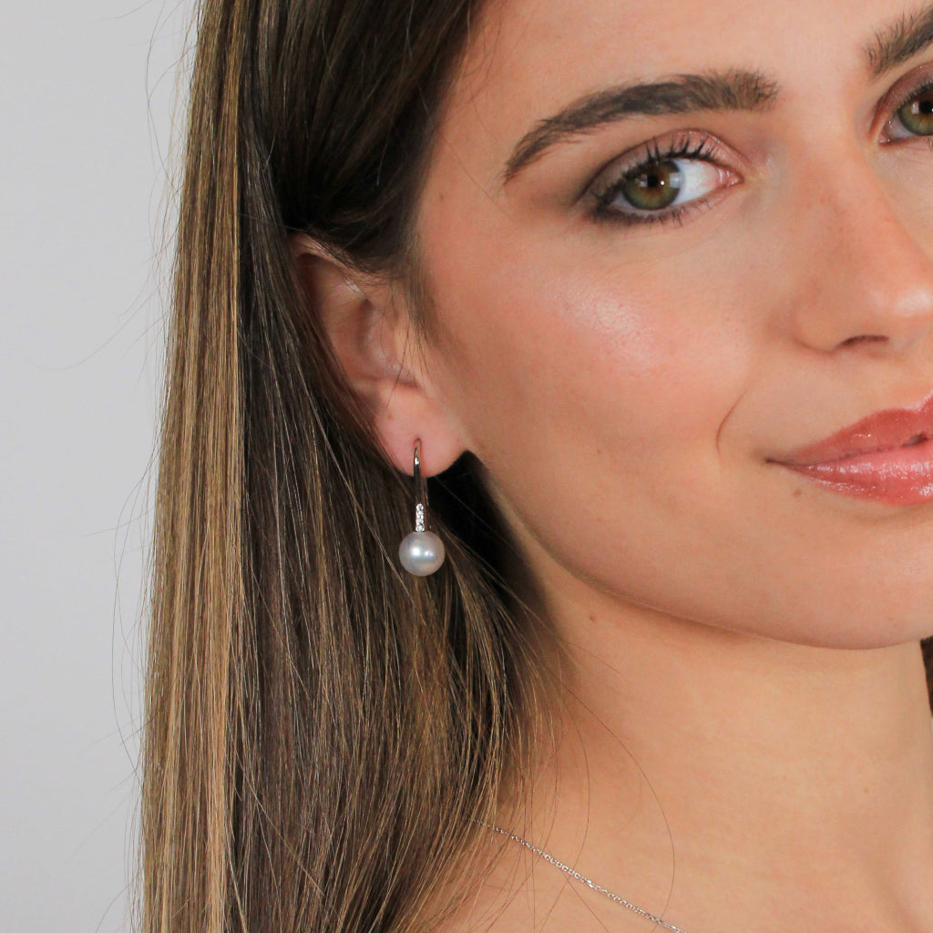 Pendientes Rosa Clará de oro blanco de 18 quilates con un total de ocho diamantes talla brillante y dos perlas australianas. Joyería Pamplona