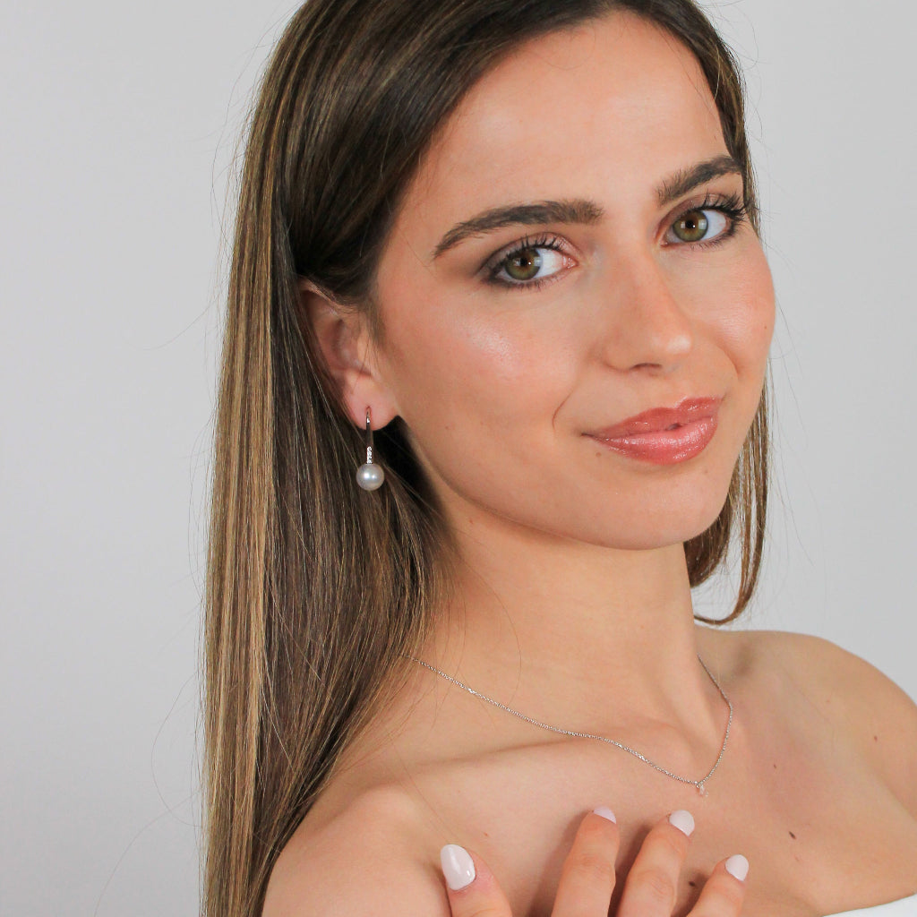 Pendientes Rosa Clará de oro blanco de 18 quilates con un total de ocho diamantes talla brillante y dos perlas australianas. Joyería Pamplona