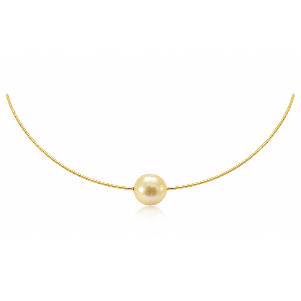 Collar gargantilla compuesto por un cordón flexible realizado en oro amarillo de 18 quilates y una perla Golden.
