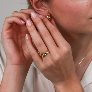 anillo minimalista en oro amarillo de 18kt con pamplona