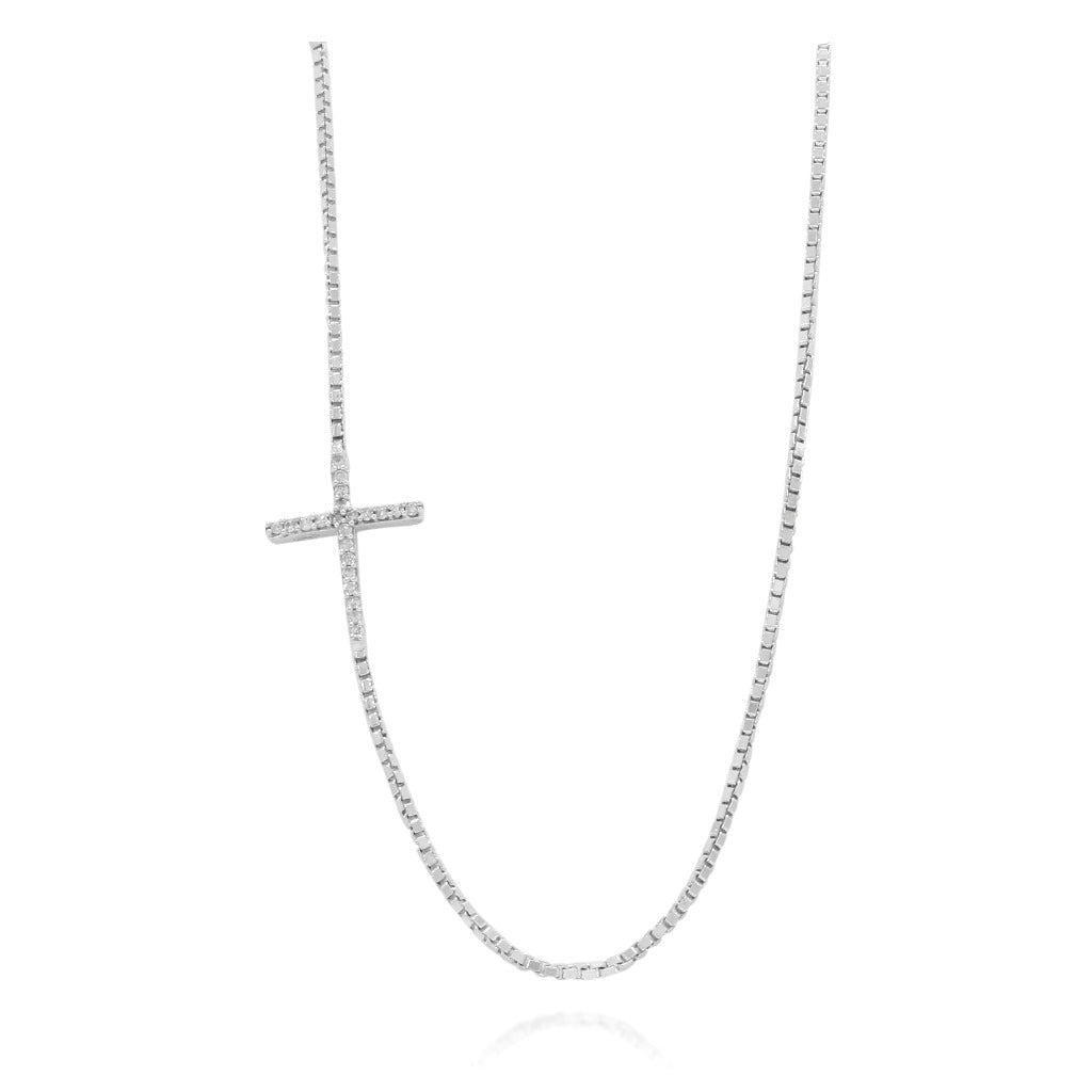 Collar realizado en oro blanco de 18 quilates con un motivo principal en forma de cruz con 22 diamantes con un peso total de 0,06 cts.