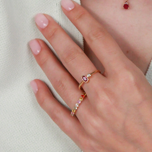 anillo de oro amarillo con medio carril de zafiros de colores pamplona