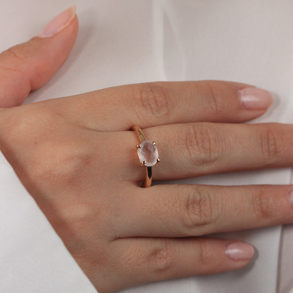 Sortija realizada en oro rosa de 18 quilates con motivo central de cuarzo rosa oval.