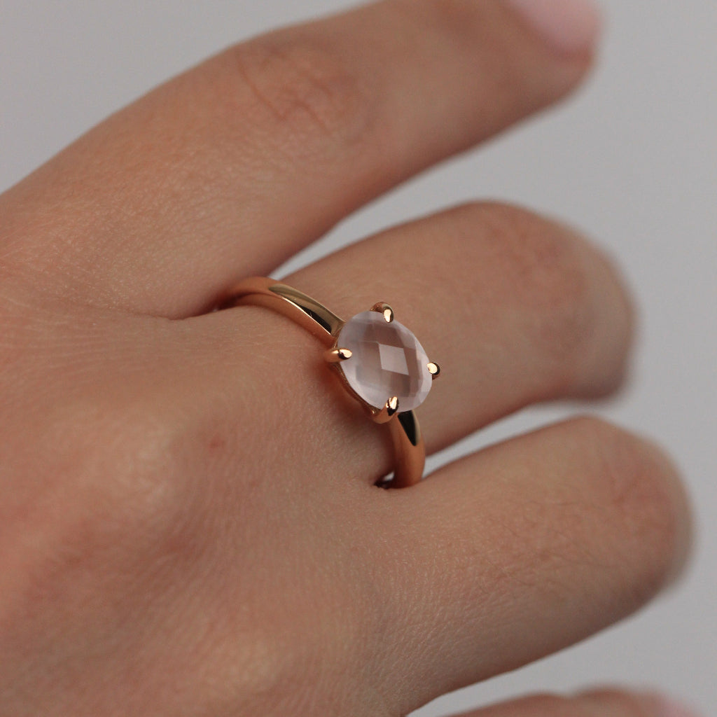 Sortija realizada en oro rosa de 18 quilates con motivo central de cuarzo rosa oval.