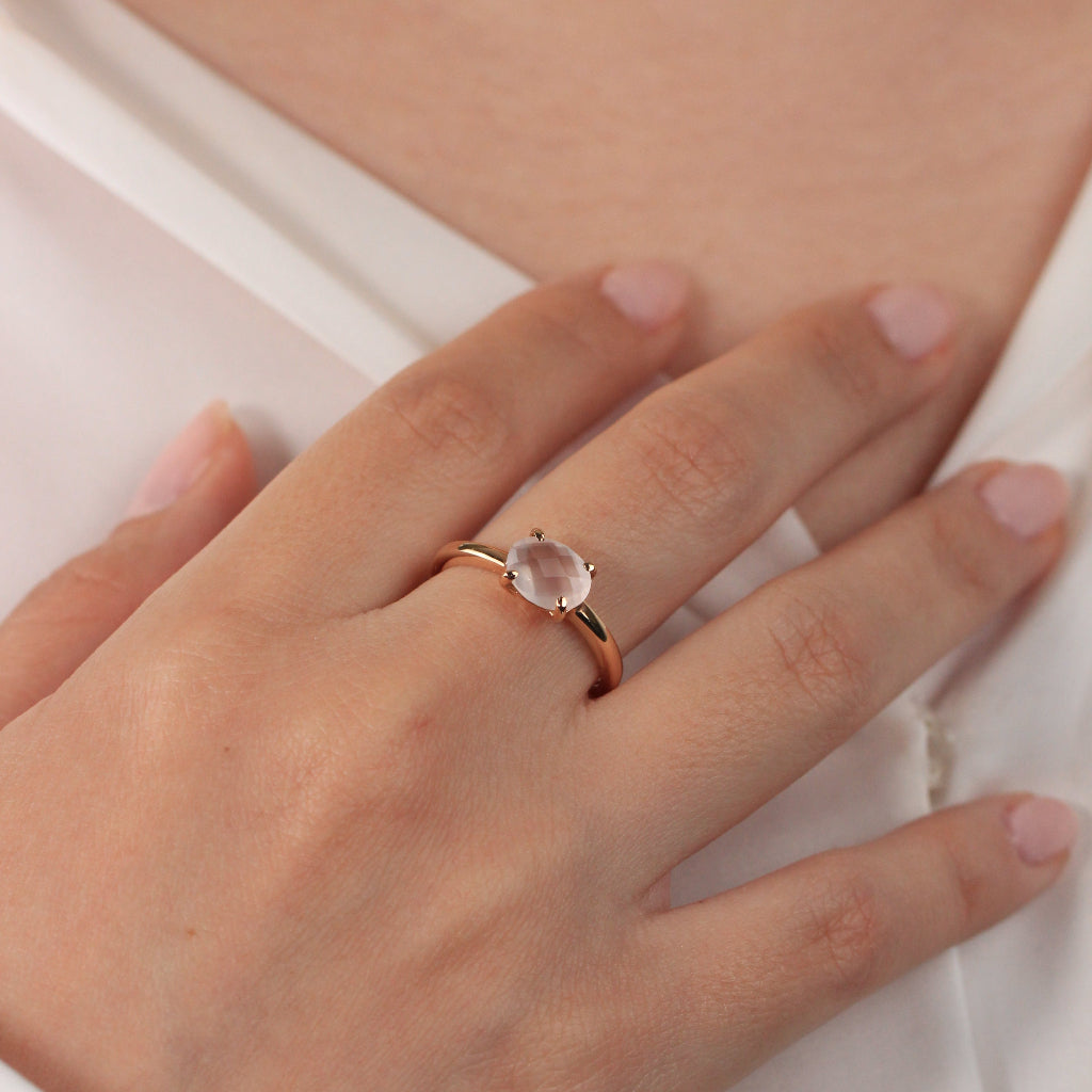 Sortija realizada en oro rosa de 18 quilates con motivo central de cuarzo rosa oval.