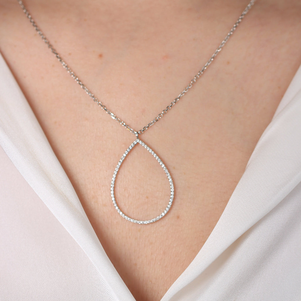 Colgante de lágrima de oro blanco y diamantes