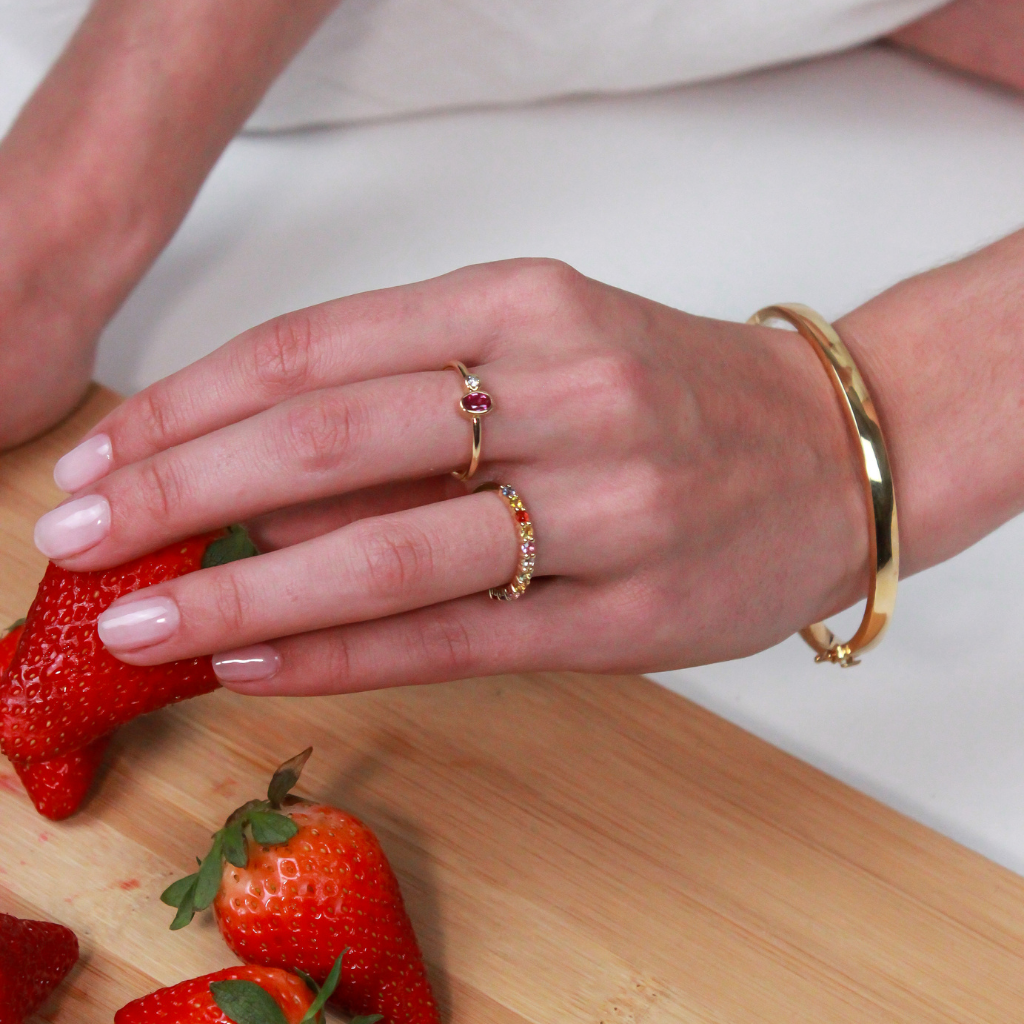 anillo de oro amarillo con medio carril de zafiros de colores pamplona