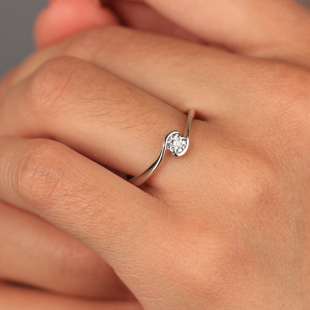 oro blanco con diamante 