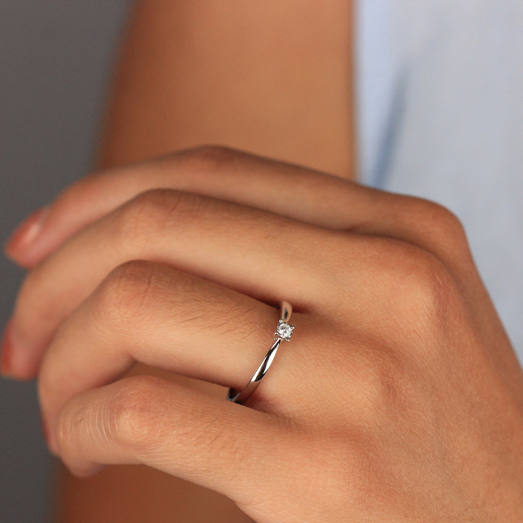 Oro blanco con diamante 
