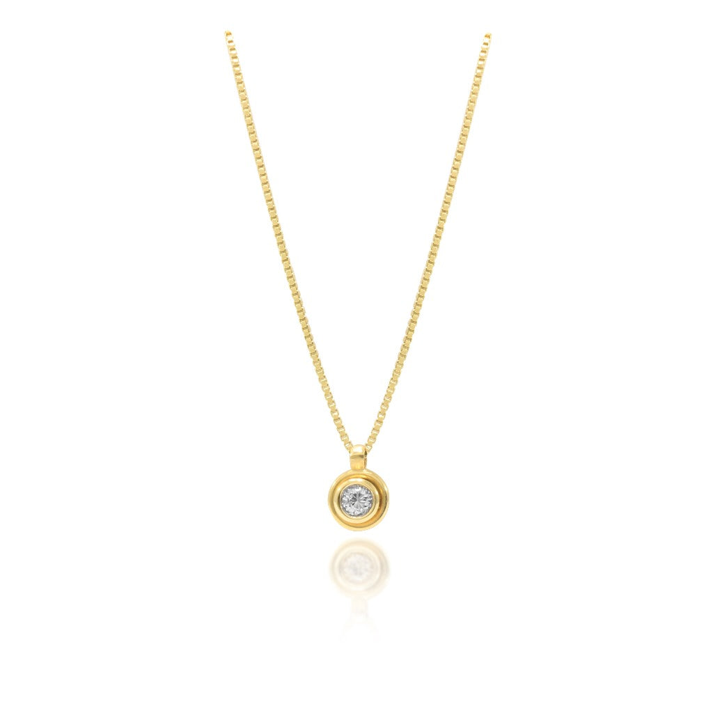 Colgante en oro amarillo de 18kt con diamante central en orla joyería pamplona