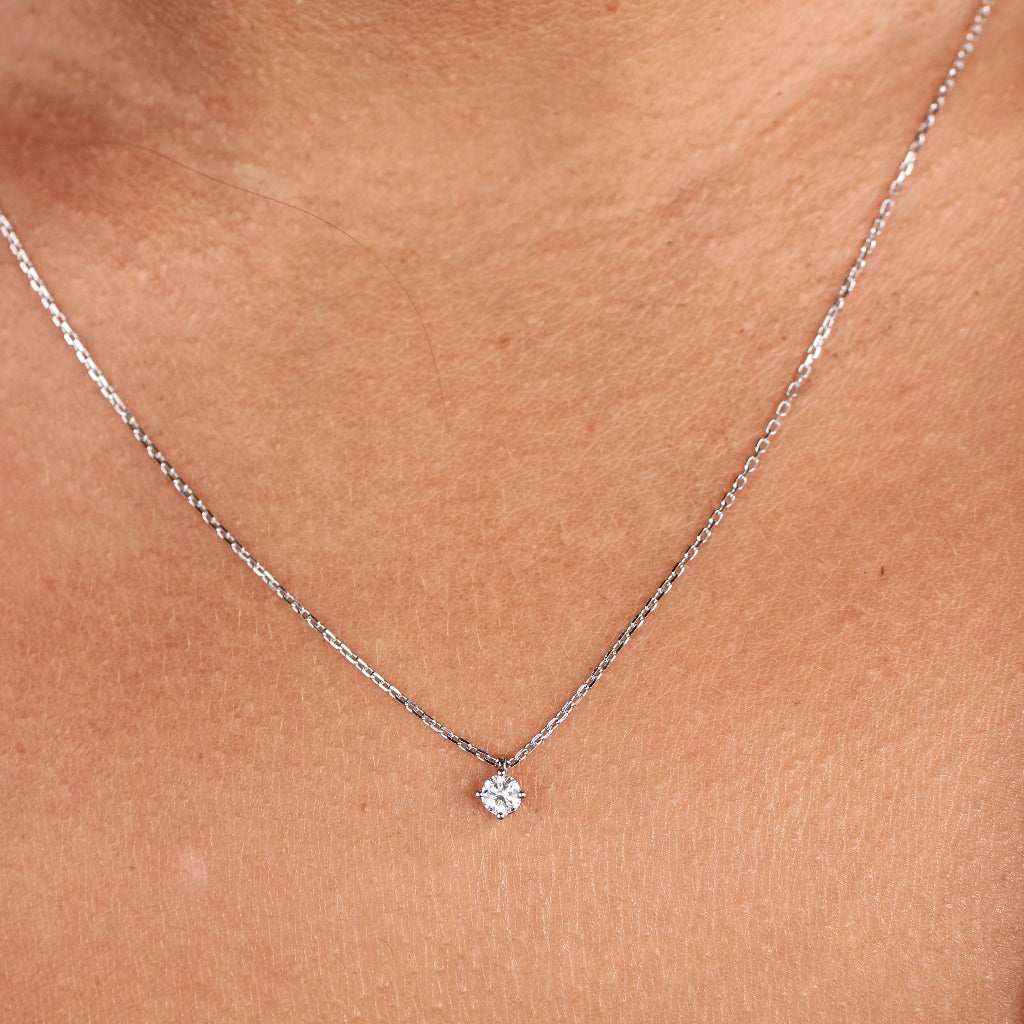 Collar realizado en oro blanco de 18 quilates con un diamante. Joyería Pamplona