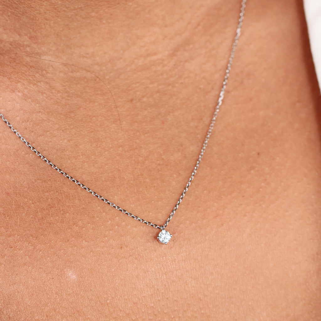 Collar realizado en oro blanco de 18 quilates con un diamante. Joyería Pamplona