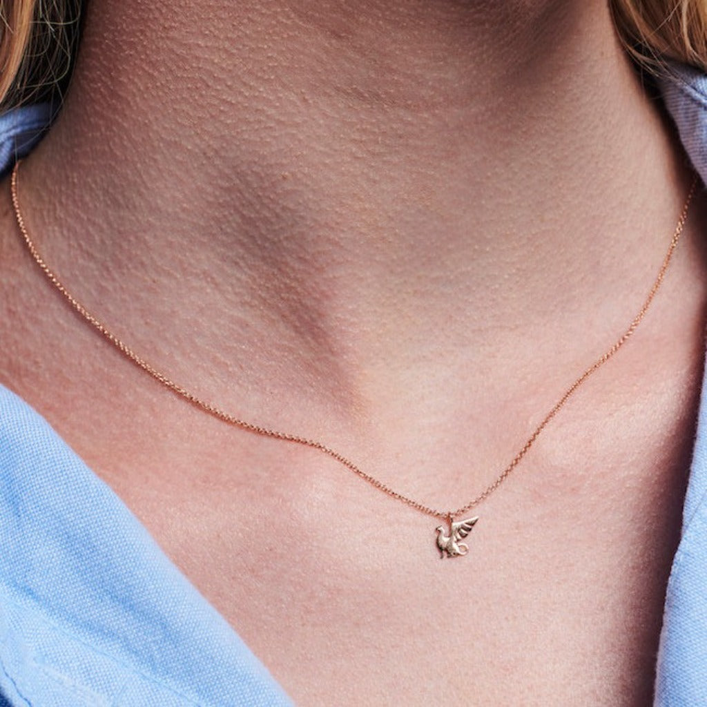 Collar realizado en oro rosa de 18 quilates con motivo del grifo de MONTREY