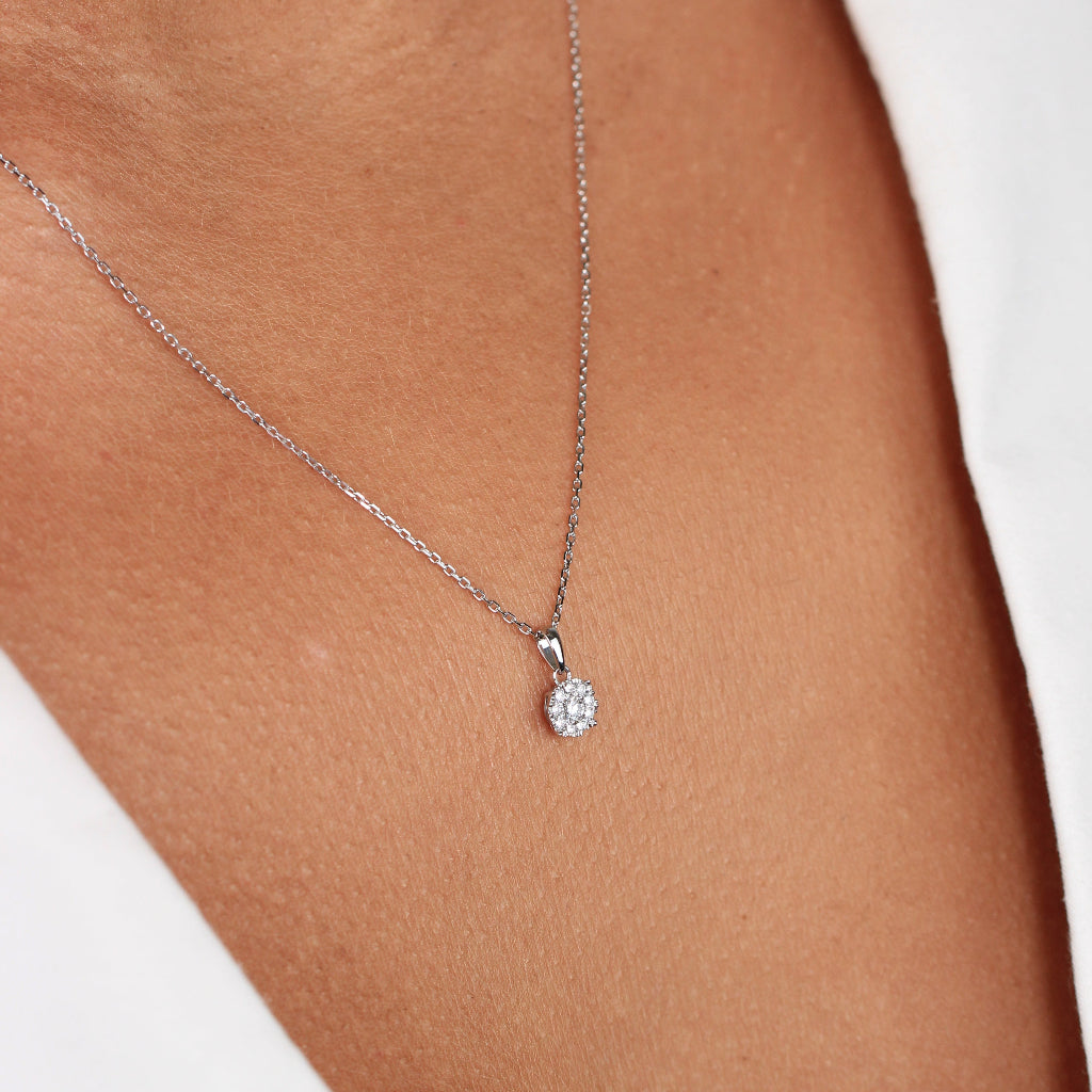 Collar realizado en oro blanco de 18 quilates con diamantes. Joyería Pamplona